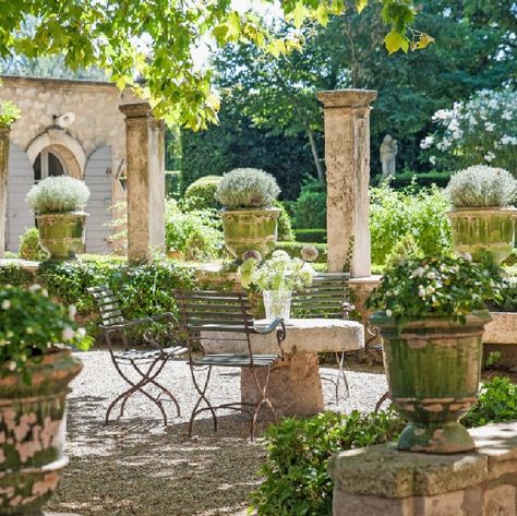 French formal gardens and courtyard with pea gravel - see more of this Stunning French Château Near St-Rémy-de-Provence by Haven In. Old World Interiors, French Courtyard, French Garden Design, Provence Garden, French Exterior, French Country Bedrooms, French Country Dining, French Country Garden, French Country Design