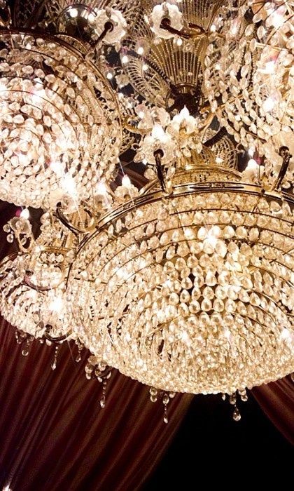 COULD SHE BE YOU Average Bedroom, Chandeliers Wedding, Old Hollywood Homes, Luxury Chandeliers, Zsazsa Bellagio, Hollywood Homes, Beautiful Chandelier, Hollywood Glam, Beautiful Lighting