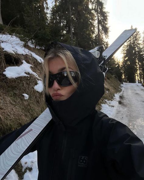 Photo Ski, Mode Au Ski, Ski Aesthetic, Snow Trip, Shotting Photo, Winter Inspo, Ski Season, Winter Fits, Winter Aesthetic