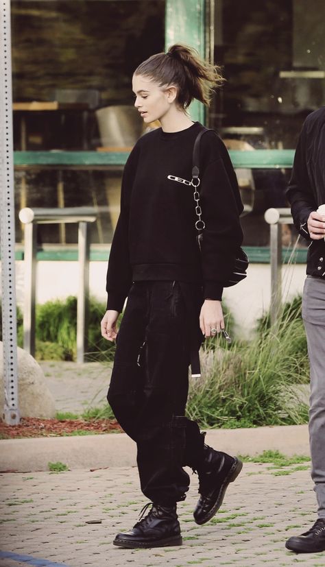 Kaya gerber wearing all black outfit Kaia Gerber Street Style, Combat Boot Outfits, Kaia Gerber Style, Combat Boot Outfit, Dr Martens Outfit, Doc Martens Outfit, Look Grunge, Black And White Outfit, Model Street Style