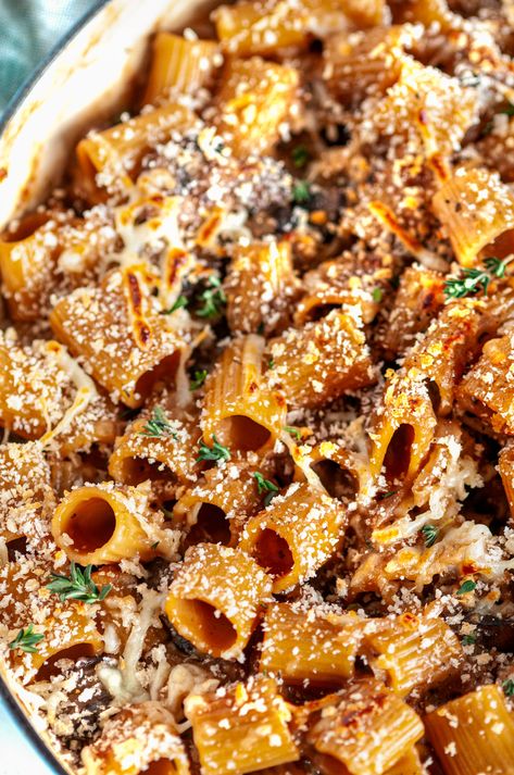 Weeknight family favorite dinner alert! This ONE POT french onion pasta has all the flavors of the classic soup in a creamy, rich sauce with cremini mushrooms and a light panko topping. From aberdeenskitchen.com #onepot #frenchonion #pasta #stovetop #skillet #dinner #weeknight #familyfriendly #recipe One Pot French Onion Pasta, French Onion Pasta, Onion Pasta, Crimini Mushrooms, Favorite Dinner, Cremini Mushrooms, French Onion, Family Favorites, One Pot