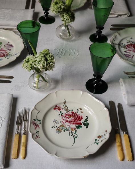 Just listed ✨ A mesmerizing array of mixed antique plates, each boasting scalloped edges and unique hand-painted floral designs. Plus, a gorgeous French antique table linen set for twelve, crafted in damask cotton and featuring exquisite bouquets and foliage patterns, centered around the embroidered initials H.B. Also featured is our dear Annie Goblet in Emerald green - an original piece modeled after the classic Georgian green glass and named after my mother. Elevate your table setting effor... French Table Setting, Embroidered Initials, French Table, Floral Plates, Antique Plates, Antique Table, Linen Set, Table Linen, French Antique