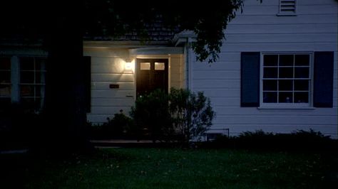 Zoom out wide shot suburban house and yard at night Porch At Night Aesthetic, Front Door Aesthetic Night, Front Porch Aesthetic Night, Night House Aesthetic, House Night Aesthetic, House At Night Aesthetic, Suburban House Aesthetic, Suburban Childhood, Porch Drawing