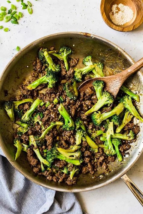 This Stir Fry Ground Beef and Broccoli recipe is one of my favorites for busy weeknights. Made in under 20 minutes, it's packed with sweet sesame garlic flavor, and is a much healthier version of the classic beef and broccoli takeout. Serve it over cauliflower rice or by itself for a meal that's fast, easy and delicious. Ground Beef Broccoli And Rice Recipes, Broccoli Keto, Beef And Broccoli Recipe, Ground Beef And Broccoli, Beef And Broccoli, Broccoli Recipe, Beef Bone Broth, Broccoli Cauliflower, Broccoli Rice