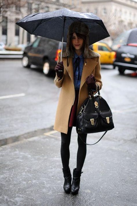 12 outfit ideas for gross, rainy weather like this one: black tights, a camel coat, trapper hat, and a sensible umbrella. Click for more! Rainy Weather Outfits, Cold Rainy Day Outfit, Rainy Outfit, Rainy Day Outfit For Work, Rain Outfit, Jeans Trend, Rainy Day Fashion, Quoi Porter, Anna Dello Russo