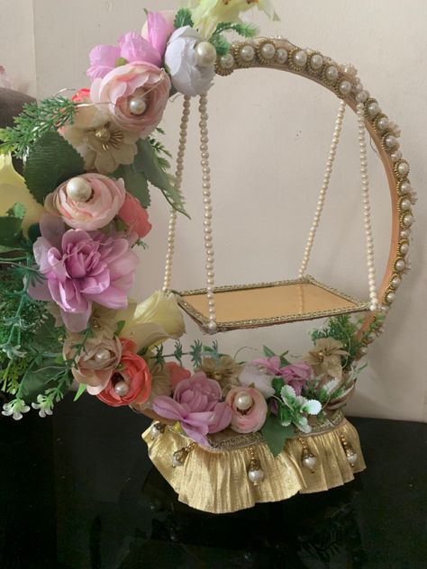 Krishna Aasan, Krishna Jhula Diy, Krishna Jhula Decoration Ideas, Ladu Gopal Jhula Decoration, Jhula Decoration, Krishna Jhula, Flower Decoration For Ganpati, Diy Pallet Wall Art, Diy Floral Decor