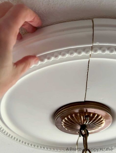 Tips on how to install a split ceiling medallion so that you don't spot the seam. Ceiling Medallions Diy, Ceiling Medallion, Happy Home, Ceiling Medallions, Home Diy, Split, Ceiling