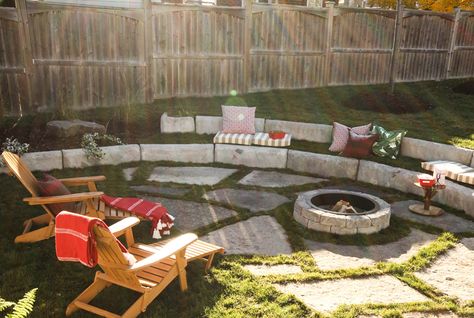 When Jon and Trish bought their home 12 years ago, the backyard was a huge draw for them, but as the years ticked by and their two children began growing, the yard remained untouched. So the couple called in contractor Brian McCourt and designer Sarah Keenleyside to give the space a complete overhaul and add in an outdoor amphitheatre that the whole neighbourhood could enjoy. Outdoor Theatre, Fire Pit Plans, Sloped Backyard Landscaping, Terraced Backyard, Sloped Backyard, Backyard Buildings, Backyard Seating, Outdoor Theater, Shed Homes