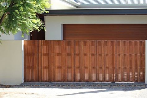 363. Stockade Entrance & Driveway Gate - JMH Group Entrance Driveway, Driveway Fence, American Western, Main Gate, Driveway Gate, Tropical House, Western Red Cedar, Wood Slats, Red Cedar