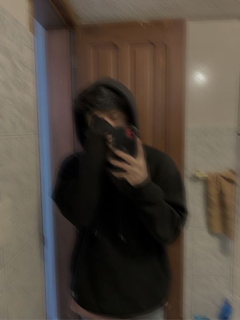 Guys Hiding Face, Iphone Mirror Selfie, Boyz Dpz, Black Mask Aesthetic, Black Hair Aesthetic, Dp Whatsapp, Hide Face, Dark Landscape, Cool Boy Image