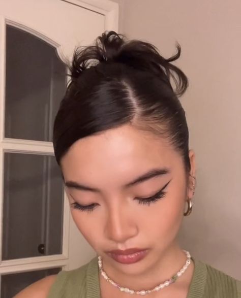 Selena Gomez Slicked Back Hair, Elegant Haircut For Medium Hair, Side Part Spikey Bun, Sidepart Ponytail Hairstyles, Slickback Hairstyles Women, Short Hair Slick Hairstyles, Short Hair Side Part Hairstyles, Hairstyles For Servers Easy Updo, Short Hair Styles Baddie