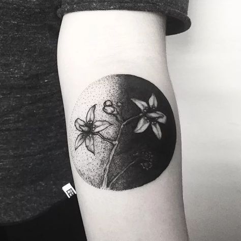 Cover Up Tattoo Design, Tattoo Ideas Tumblr, Negative Space Tattoo, Girls With Sleeve Tattoos, Circle Tattoo, Flower Tattoo Back, Blackout Tattoo, Forearm Tattoo Design, Cool Forearm Tattoos