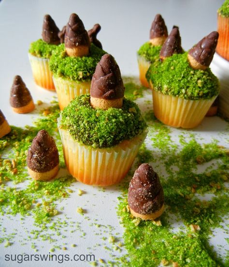 Edible Gnomes, Woodsy Cupcakes, Moss Cupcakes, Cupcake Forest Theme, Mossy Cupcakes, Edible Moss For Cakes, Gnome Cupcakes, Edible Moss Cupcakes, Edible Moss