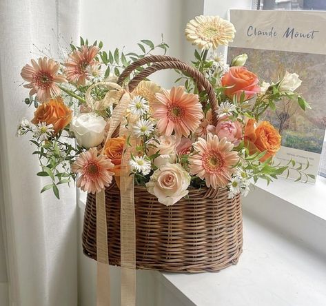 Cottagecore Flower Arrangement, Wicker Basket Bouquet, Easter Basket Flower Arrangements, Flower Basket Centerpiece Wedding, Picnic Basket Floral Arrangements, Small Basket Flower Arrangements, Picnic Basket Flower Arrangement, Picnic Basket With Flowers, Flower Basket Centerpieces