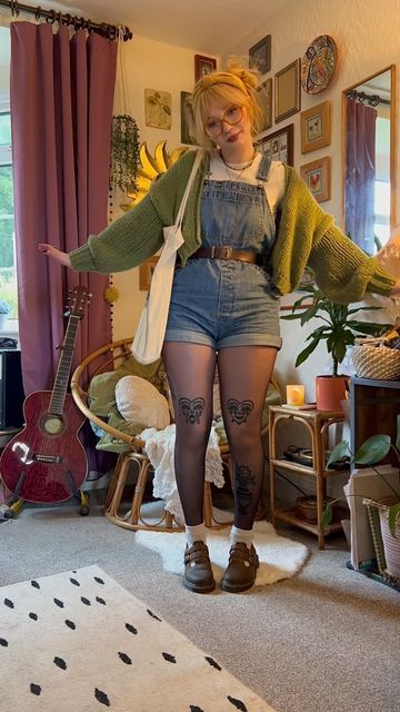 Pumpkin Inspired Outfit, Overalls Shorts Outfit Fall, Overalls With Tights, Overall Shorts Outfit Fall, Dungarees Outfit Aesthetic, Quirky Fashion Aesthetic, Fall Overall Outfits, Dungaree Outfits, Thrifty Outfits