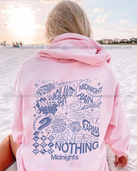 Taylor Swift Hoodie Ideas, Taylor Swift Hoodie, Preppy Fits, Hoodie Ideas, Celebrity Art, Pink Hoodie, School Outfits, Christmas List, Trendy Outfits