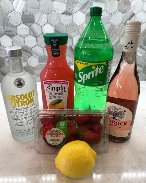 Giggle Juice Recipe, Party Tips And Tricks, Giggle Juice, Moscato Sangria, Vodka Mixed Drinks, Fruity Alcohol Drinks, Alcoholic Punch Recipes, Simply Lemonade, Adult Beverages Recipes