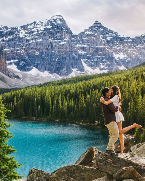 33 Amazing Ideas for Your Destination Engagement Photos Poses Fun, Unique Poses, Destination Engagement Photos, Adventure Engagement Photos, Beautiful Engagement Photos, Romantic Engagement Photos, Destination Engagement, National Park Photos, Engagement Photo Ideas