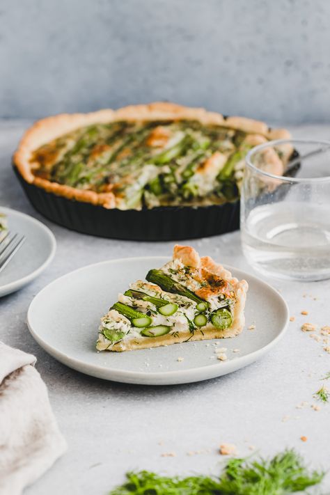 A hearty vegetarian asparagus quiche with brie cheese that comes with a homemade quiche crust and the most delicious vegetarian filling! #asparagus #quiche #recipe #vegetarian Brie Quiche, Asparagus Quiche Recipes, How To Make Asparagus, Quiche Crust, Brie Cheese Recipes, Homemade Quiche, Vegetarian Quiche, Asparagus Quiche, Recipe Vegetarian