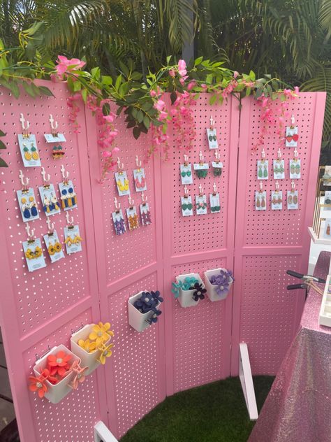 Jewelry Craft Fair Set Up, Pop Up Stall Ideas Booth Displays, Freshie Display Stand, Bow Vendor Display, Small Business Booth Display Ideas, Craft Display Ideas Booth Design, Jewelry Market Display, Craft Show Set Up, Diy Pegboard Display