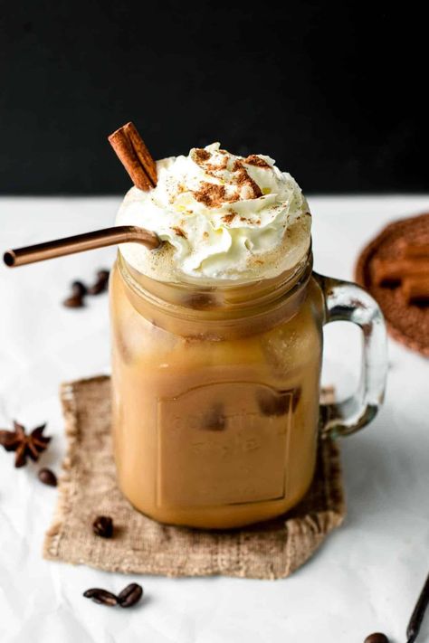 This Iced Pumpkin Spice Latte is a Starbucks copycat recipe but healthier 100% plant-based made at home with the most simple ingredients. Plus, this is an healthier version of your favorite store-bought drink made with real pumpkin, no dairy and no refined sugar. Pumpkin Pie Latte, Copycat Starbucks Drinks, Iced Pumpkin Spice Latte, Latte Aesthetic, Cold Drinks Recipes, 2023 Board, Pumpkin Banana Bread, Vegan Breakfast Easy, Copycat Starbucks