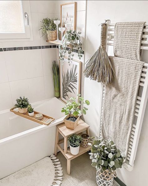 Bathroom Plants Decor, Boho Bathroom Ideas, Simple Bathroom Decor, Bohemian Bathroom, Boho Bathroom Decor, Interior Wallpaper, Bathroom Plants, Rustic Bathrooms, Boho Bathroom