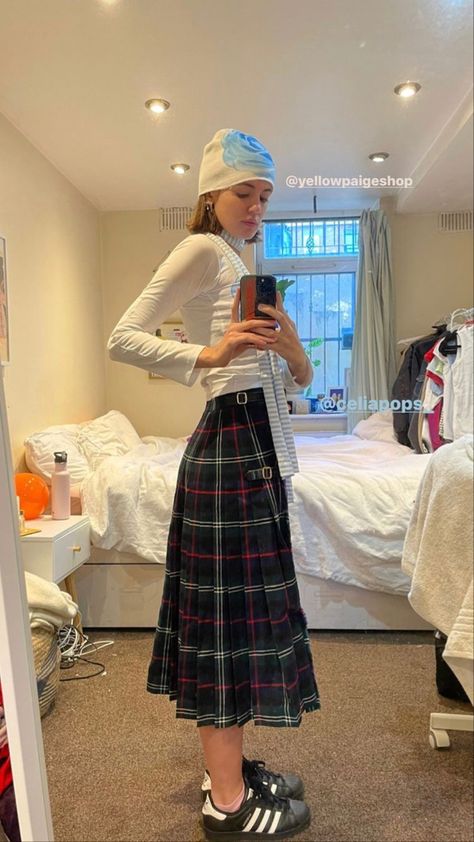 Susie Lola Outfits, Long Kilt Outfit Women, Layering For Spring, Long Tartan Skirt Outfit, Kilt Fashion, Susie Lola, Long Plaid Skirt Outfit, Kilt Outfits, Maxi Skirt Outfits