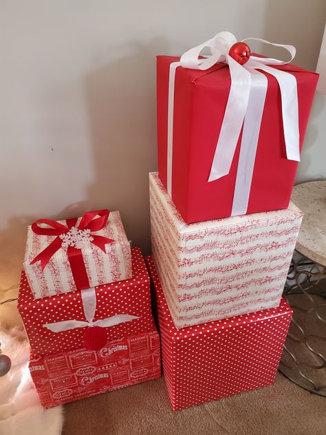 Red And White Wrapping Ideas, Red And White Gift Wrapping Ideas, White Gift Wrapping, Christmas Goals, Fake Gifts, Christmas Season Greetings, White Wrapping Paper, Present Wrapping, Christmas Vibes