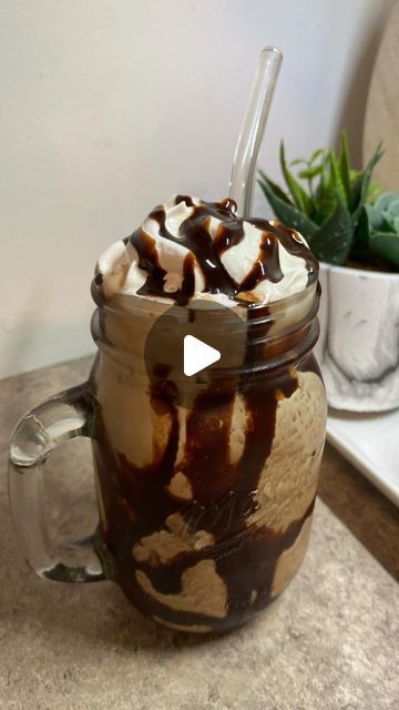 Frappe Drinks, Double Chocolate Chip Frappuccino, Blend Jet, Ice Drink, Coffee Beverages, Frappuccino Recipe, Protein Shake Smoothie, Instagram Recipes, Shakes Drinks