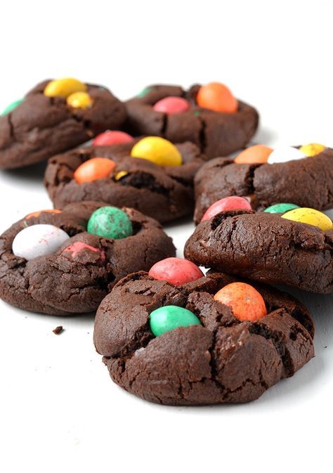 Looking for a sweet Easter treat? Try these gorgeous Chocolate Easter Egg Cookies stuffed with dark chocolate and crunchy Speckled Eggs. Speckled Egg Cookies, Cookies Stuffed, Egg Cookies, Chewy Chocolate Cookies, Easter Egg Cookies, Easter Entertaining, Easter Snacks, Chocolate Cookie Dough, Chocolate Egg