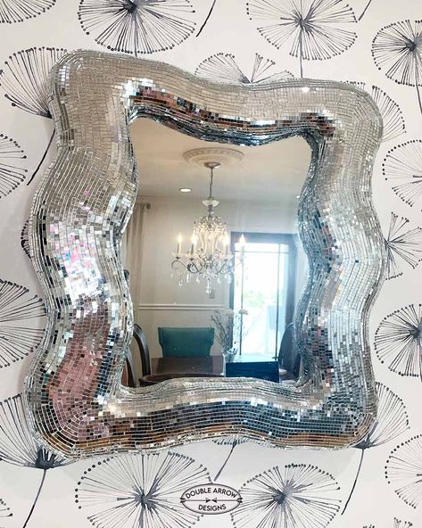 How To Make A Fun Disco Ball Mirror! - Double Arrow Designs Discoball Mirror Diy, Diy Disco Ball, Ball Mirror, Spiegel Diy, Disco Ball Mirror, Mirror Hack, Preppy Bedroom Decor, Disco Decorations, Mosaic Tile Mirror