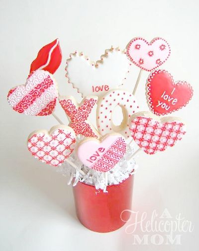 Valentine's Day Cookies - Cookie Bouquet Valentine Cookie Bouquets, Sugar Cookie Cake, Ten Cute, Valentines Day Cookie Recipe, Sugar Cookie Cakes, Valentine Sugar Cookies, Valentines For Mom, Cookie Bouquet, Valentine Desserts