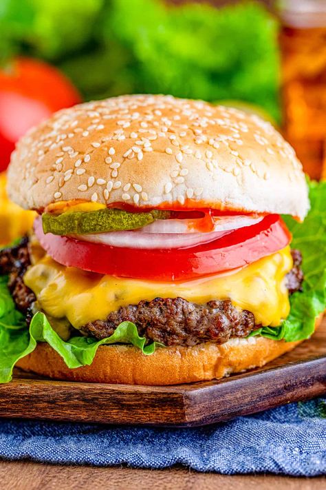 When it comes to a classic, you absolutely cannot go wrong with The Best Cheeseburger Recipe. With simple ingredients and minimal time, these are a must for your grilling season. Burger Video, Best Cheeseburger Recipe, Cheeseburger Recipes Homemade, The Best Cheeseburger, Perfect Burger Recipe, Grilled Italian Sausage, Italian Sausage Sandwich, Beef Ideas, Homemade Cheeseburgers