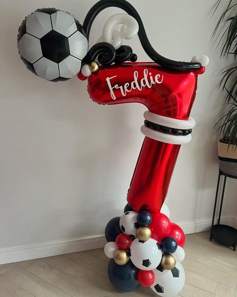 Debbie Boxall | Foil circle balloons.. who knew! 🙌🏼😍 Add a hoop.. a nutcracker and some snowlike clusters and it’s enough to get you right in the... | Instagram Balloon Stack, Football Balloons, Football Numbers, Balloon Display, Balloon Stands, Football Themes, Dream High, Balloon Centerpieces, Number Balloons