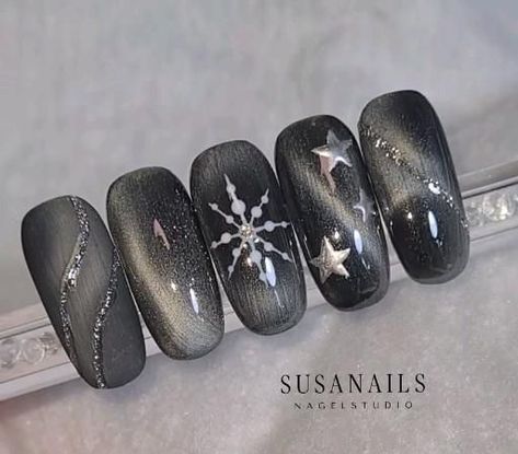 Nail Art Calligraphy Pen, Cateye Nailart Christmas, Kerstnagels Glitter, Cateye Gelpolish, Black Xmas Nails, Christmas Nails 2022, Penguins In Love, Xmas Nail Art, New Years Eve Nails