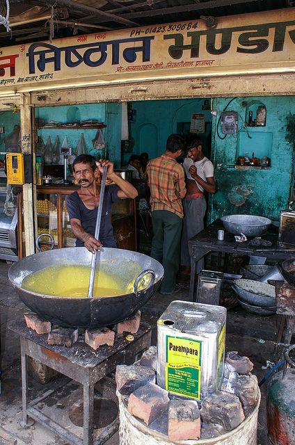 Street cooking Indian Art And Culture, Samode Palace, Morning Street, Indian Elements, Desi Street Food, India Street, Street Food Market, About India, Amazing India