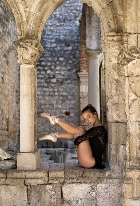 Ballet Senior Pictures, Modern Dance Photography, Ballerina Photo, Ballet Photography Poses, Dance Senior Pictures, Street Ballet, Dance Portraits, Ballerina Photography, Ballet Dance Photography