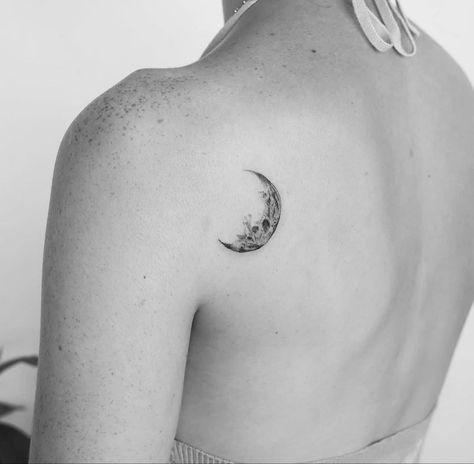 Moon tattoo ideas Wanning Gibbous Moon Tattoo, Moon Tattoo On Back, Moon Tattoo Ideas, Shoulder Tats, Pretty Tattoo, Tattoos Inspiration, Collar Bone Tattoo, Pretty Tattoos, Moon Tattoo