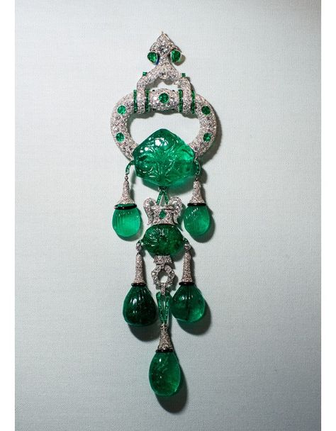 Vogue Paris CARTIER Marjorie Merriweather Post, Cartier Vintage, Bijoux Art Deco, Jewelry Photoshoot, Jewellery Sketches, Cartier Jewelry, Grand Palais, Deco Jewelry, Emerald Jewelry