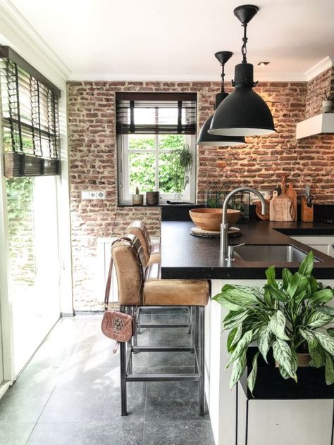 Een echte brick wall in de keuken van Bonte.eu - LivingHip Brick Wall Kitchen Ideas, Kitchen With Brick, Brick Wall Kitchen, Interior Brick, Brick Interior Wall, Brick Interior, Brick Kitchen, Brick Walls, Home Goods Decor