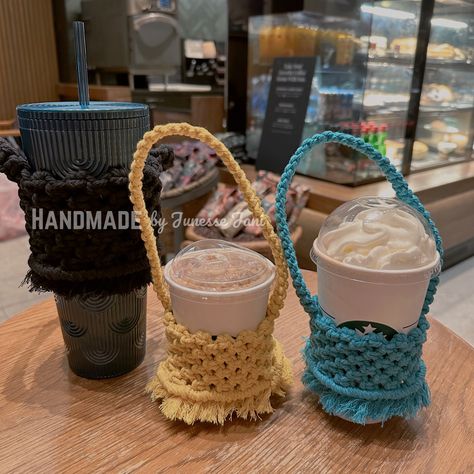 Macrame Cup Holder Macrame Bottle, Easy Macrame, Coffee Cup Holder, Water Bottle Holder, Water Bottle Holders, Sippy Cup, Bottle Holder, Macrame Diy, Bottle Holders