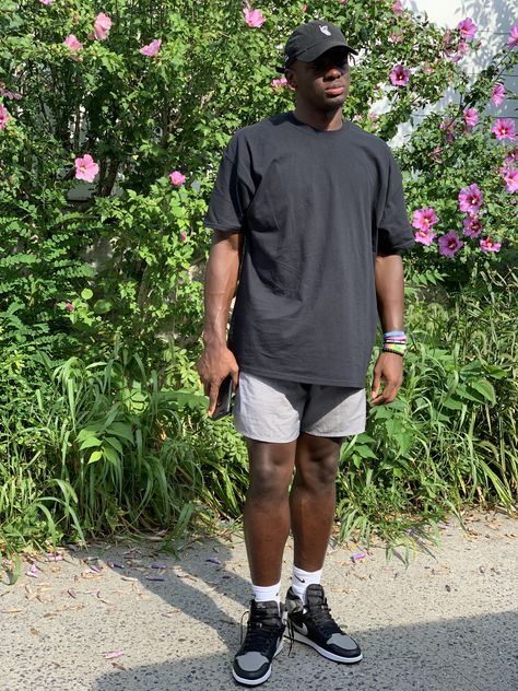 Jordan 1 Outfit Men Summer, Jordan 1 Shadow Outfit, Air Jordan Outfits Men, Air Jordan 1 Outfit Men, Stylish Sneakers Outfit, Jordan 1 Outfit Men, Shadow Outfit, Jordan 1 Shadow, Outfits With Jordan 1s Fashion Styles