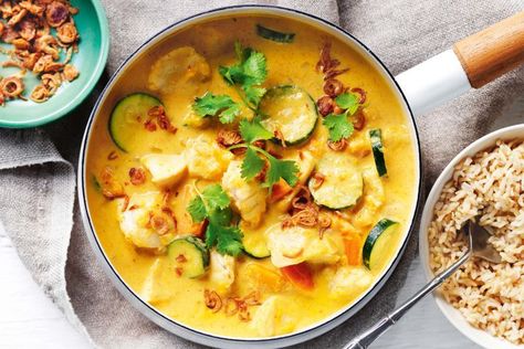 Easy yellow fish curry Easy Fish Curry Recipe, Curry Fish, Fish Curry Recipe, Easy Curry, Easy Fish Recipes, Diner Recept, Yellow Fish, Fish Recipe, Creamy Spinach