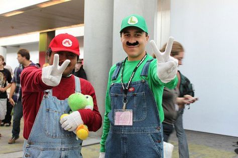 Mario and Luigi Last Minute Halloween, Last Minute Costumes, Last Minute Halloween Costumes, Awesome Cosplay, Diy Costume, Mario And Luigi, Video Game Characters, Game Characters, Best Cosplay