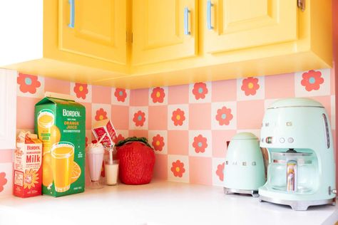 Vintage inspired floral wallpaper in kitchen. Vintage Colorful Decor, Retro Kitchen Tiles, Funky Kitchen Cabinets, Hand Painted Kitchen Cabinets, Yellow Cabinets Kitchen, Pink And Yellow Kitchen, Funky Kitchen Decor, Retro Kitchen Ideas, Traditional Backsplash