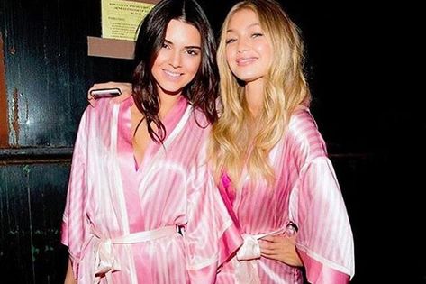 Kendall Jenner Gigi Hadid Same Hairstyles - Kendall Jenner Gigi Hadid Twinning | teenvogue Trajes Kylie Jenner, Victoria Secret Models, Vs Fashion Shows, Vs Models, Jenner Outfits, Top Models, Victoria Secret Fashion, Sophia Loren, Victoria Secret Fashion Show