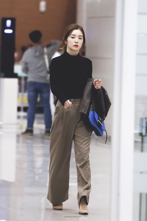 Girl Boss Outfit, Airport Fashion Kpop, Korean Airport Fashion, Celebrity Fashion Looks, Korean Girl Fashion, Airport Fashion, Velvet Fashion, Kpop Fashion Outfits, 가을 패션