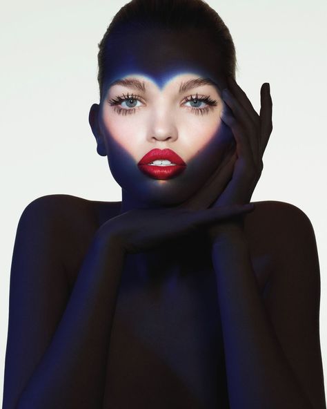 Dutch Models, Black Light Makeup, Photoshop Practice, Daphne Groeneveld, Light Makeup Looks, Best Beauty Tips, Beating Heart, Beauty Shoot, Beauty Shots