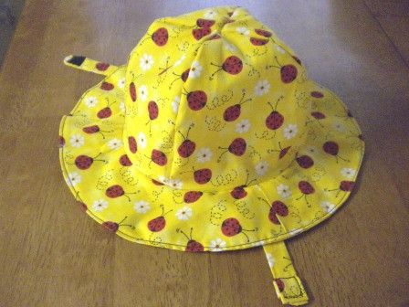 Free sun hat tutorial - tute says it's sized for "an older infant or a younger toddler", then mentions it fits her 15m old twins perfectly :) Baby Boy Hat Pattern Sewing, Baby Sun Hat Pattern Free, Baby Bucket Hat Pattern, Baby Sun Hat Pattern, Sunhat Pattern, Baby Hat Sewing Pattern, Sun Hat Pattern, Toddler Sun Hat