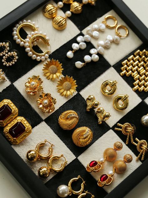 Introducing our vintage earrings collection - a blend of timeless elegance and nostalgic charm. Each pair tells a unique story 90s Jewelry, Paired Jewelry, Fancy Jewelry Necklace, Fancy Jewellery Designs, Pearl Necklace Designs, Classy Jewelry, Gold Earrings Designs, Jewelry Lookbook, Fancy Jewelry